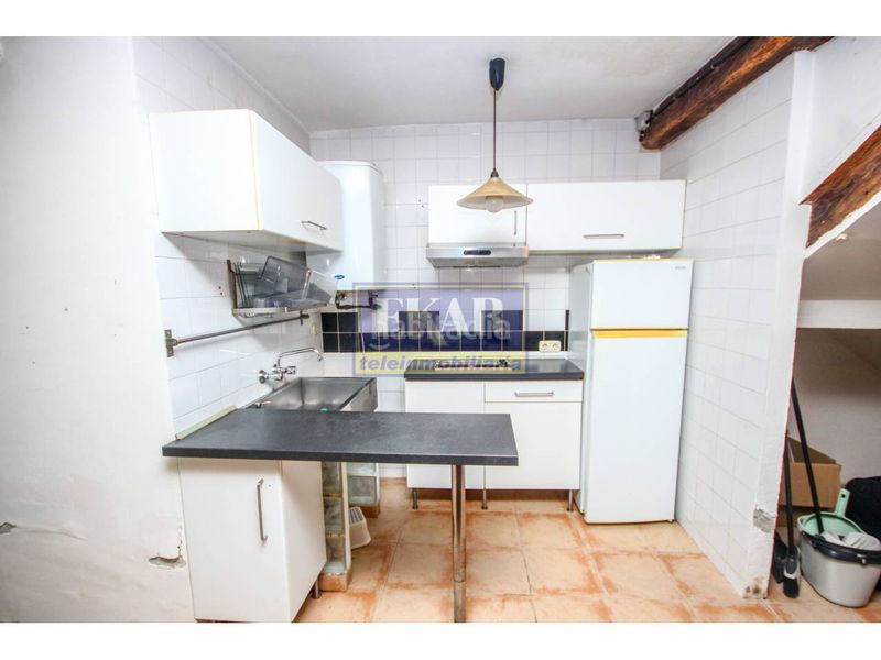Foto f584ba37-77f9-4256-98e2-f9ab82a7fe5a. Aparcament cotxe a calle contracalle 8 a Centro - Mendibil - Santiago Irun