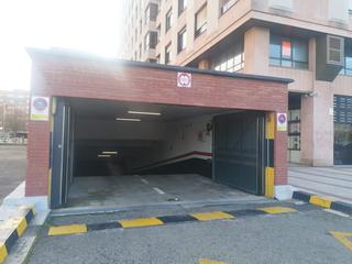 Autoparkplatz in Aren etorbidea 30. Plaza de aparcamiento en pio xii