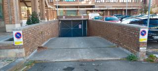 Aparcament cotxe a Calle del Monasterio de Vadoluengo 26G