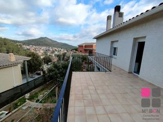 Chalet en Santa Coloma de Cervelló. Chalet con 5 habitaciones con vistas a la montaña