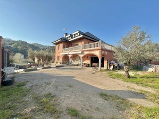 Xalet a Corbera de Llobregat. Exclusiva vivienda independiente en can margarit