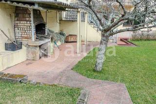 Masia en Cangas Pueblo. Espectacular casa de dos plantas con jardin independiente en el