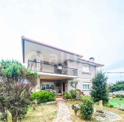 Casa en Darbo. Impresionante chalet con una amplia parcela en la zona de darbo