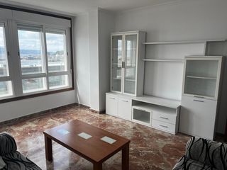 Location Appartement à Coiro. Se alquila piso amplio con 3 habitaciones, un baño y un aseo, en
