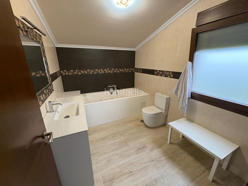 Foto e0be42a1-b713-421d-9baf-0a084cd79429. Casa amb aparcament a Coiro Cangas