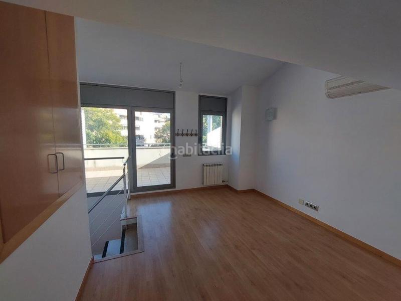 Foto b31784ca-0b3d-46a9-b277-29663bc3ab34. Casa adossada a carrer de la barca 21 a Eixample Sant Joan Despí