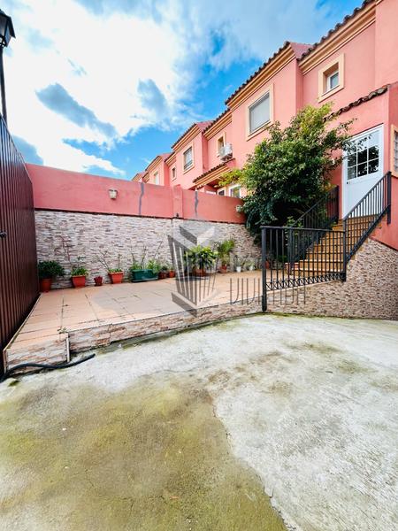 Foto 2c61549b-806a-4d9f-9d82-d7b98fbdd1e3. Maison jumelée avec parking dans San García Algeciras