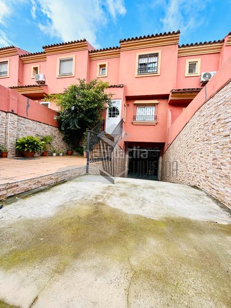 Foto 5957671a-f3e3-406f-b54f-02a8c507a66c. Maison jumelée avec parking dans San García Algeciras