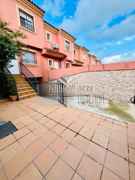 Foto c1374950-d6fd-4be8-ae6a-1af52772e959. Maison jumelée avec parking dans San García Algeciras