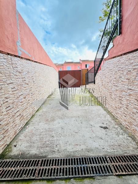 Foto c53011bf-89c7-407a-8c06-4afc8308f1ac. Maison jumelée avec parking dans San García Algeciras