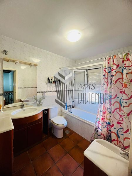 Foto fba6dc54-f249-4a88-86dc-45102861d65f. Casa adossada a San García Algeciras
