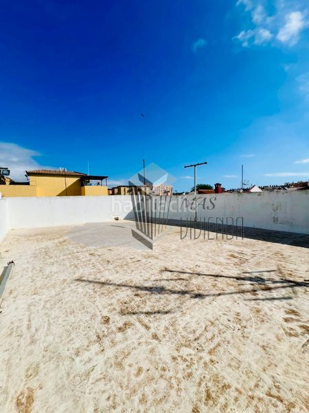 Foto 11bcad48-f0c7-4129-8ac4-a73f9185eb6d. Casa adossada a San José-San Bernardo Línea de la Concepción (La)