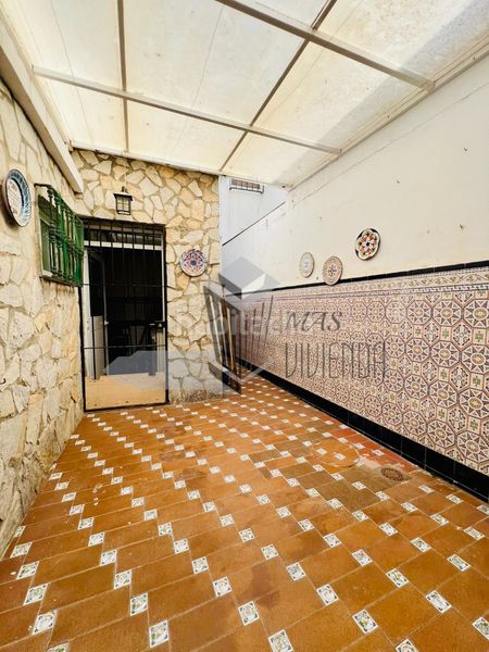Foto f1363b07-f8e1-4a55-9468-0a2278475de1. Casa adossada a San José-San Bernardo Línea de la Concepción (La)