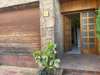 Casa adossada  Carrer carrer diputació. Casa esquinera con patio