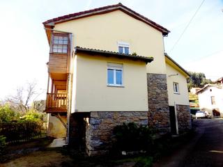 Casa adossada a Pravia. Casa de pueblo adosada con finca cerca de pravia, asturias