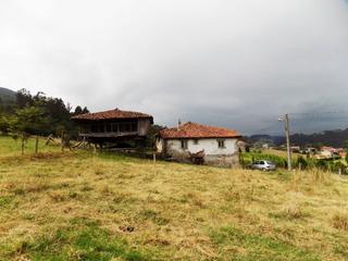 Masia a Pravia. Casa de pueblo