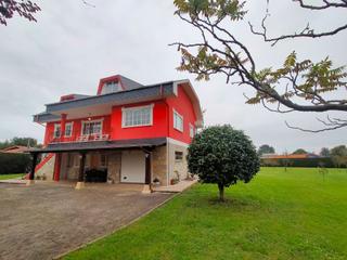 Casa a Muros de Nalón. Chalet en muros del nalón con jardín