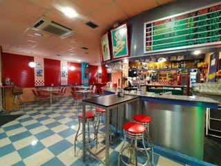 Local Comercial a Pravia. Excelente local en muy buen funcionamiento como burguer, pizzerì