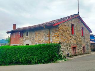Casale en Pravia. Casa de pueblo de piedra con parcela grande y vistas a la monta