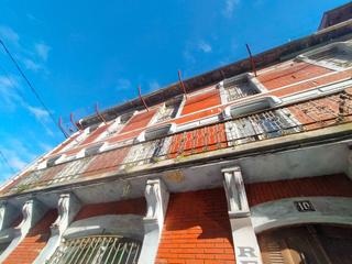 Edifici a Pravia. Gran edificio de uso mixto, con antiguo uso hotelero en pravia,