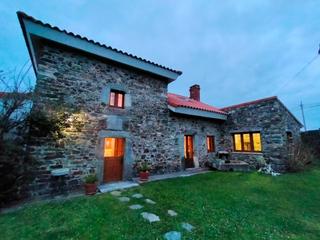 Casa a Cudillero. Preciosa casa de piedra mariñana, reformada, con jardìn y al lad