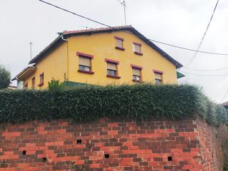 Masia a Pravia. Casa de pueblo en buen estado y bonitas vistas, con jardin , ape