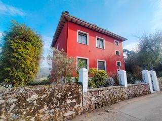 Maison à Pravia. Amplia casa con jardìn, buenas vistas y a escasos minutos de pra