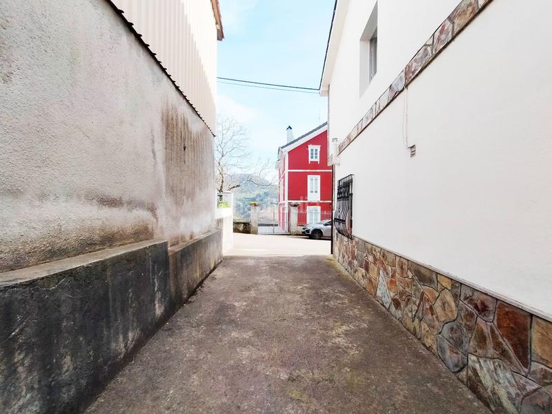 Foto 82c7f250-0b75-49c0-b70c-fc56349320fc. Casa adossada a Pravia