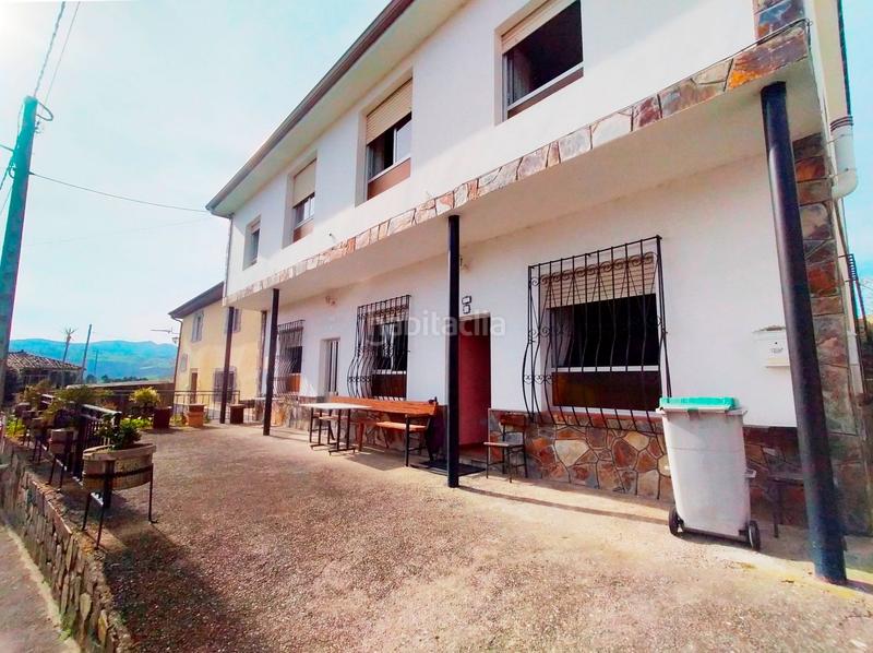 Foto b0949dbb-4b5f-4ca4-8f39-2bc6cb18b921. Casa adossada a Pravia