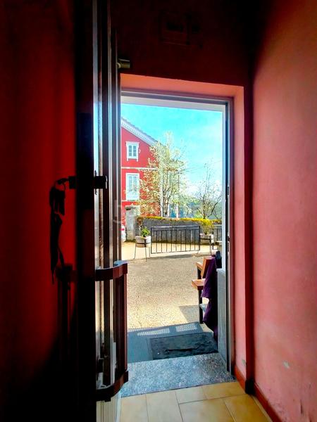 Foto c9f3463b-4e50-4623-8b8e-d2fcd8e18140. Casa adossada a Pravia