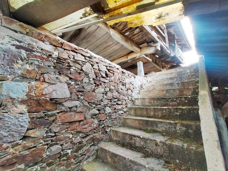 Foto cf9132ba-29b2-4f98-8c57-699aa4fc0f86. Casa adossada a Pravia