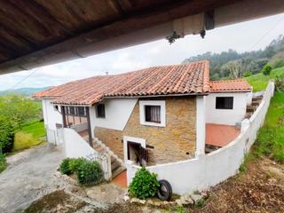 Casale en Pravia. Casa en venta en asturias con jardn