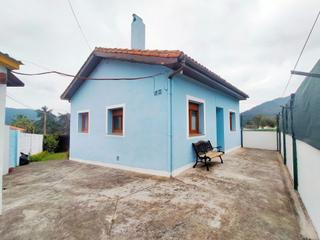 Masía en Pravia. Casa  de una planta con jardín y patio cerca de pravia, asturias