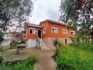 Casa a Pravia. Casa en venta  con nave, panera, jardìn y huerta, a 3 minutos de