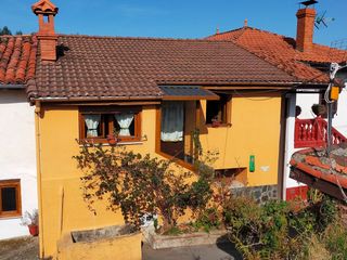Casale in Pravia. Casa de pueblo con dos fincas en venta en el concejo de pravia,