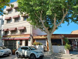 Gebäude in Castelló d´Empúries. Edificio en venta en pleno centro