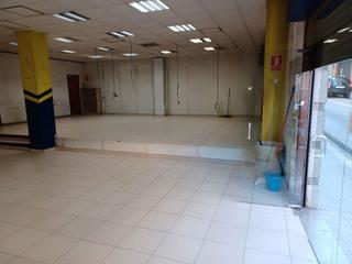 Local Comercial a Centre. Local muy luminoso a pocos metros del ies
