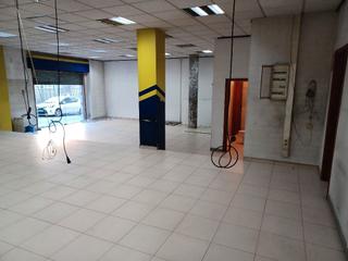 Local commercial à Centre. Local muy luminoso a pocos metros del ies