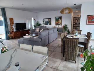Chalet à Llers. Casa unifamiliar en planta baja seminueva