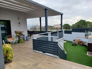Chalet in Llers. Casa unifamiliar en planta baja seminueva