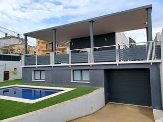 Xalet a Llers. Casa unifamiliar en planta baja seminueva