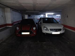 Autoparkplatz in Centre. Tres parkings en venta en el mismo edificio.