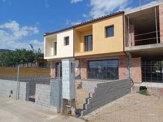 Reihenhaus in Cantallops. Casa con jardín a estrenar