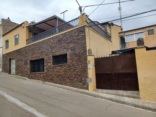 Casa a Sant Climent Sescebes. Casa de pueblo con gran terreno rústico