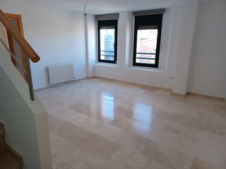 Dúplex a Centre. Ático dúplex con garaje cerrado incluido en el precio.