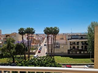 Flat  Carrer d'ulldecona. Para familias, piso en buena zona.