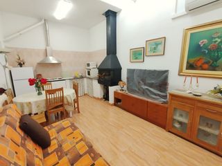Casa  Carrer del marquès de valterra. Vivienda con ámplio almacén.
