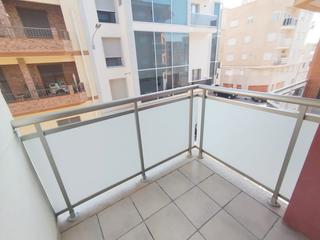 Etagenwohnung  Carrer d'alcanar. Tres dormitorios y dos baos.