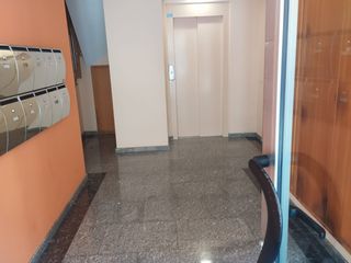 Pis  Carrer d'alcanar. Tres dormitorios y dos baños.