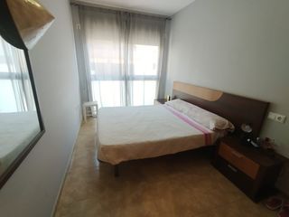 Piso  Carrer d'alcanar. Tres dormitorios y dos baños.